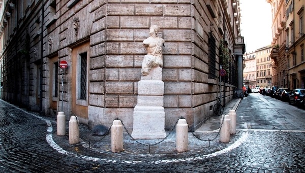 Der "Pasquino", eine antike Statue, nach der die römischen Pasquinaten benannt sind. In ihnen wird der Unmut des Volkes zum Ausdruck gebracht.