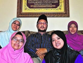 Polygamie: islamischer Mann mit vier regulären Ehefrauen unter dem islamischen Gesetz