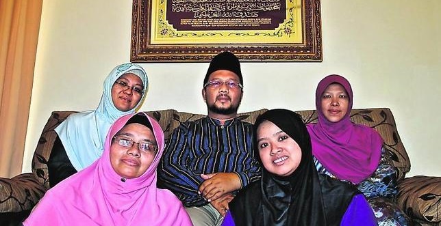 Polygamie: islamischer Mann mit vier regulären Ehefrauen unter dem islamischen Gesetz