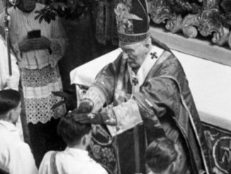Joseph Ratzinger wird am Peter-und-Pauls-Fest 1951 von Michael Kardinal von Faulhaber, dem Erzbischof von München-Freising zum Priester geweiht