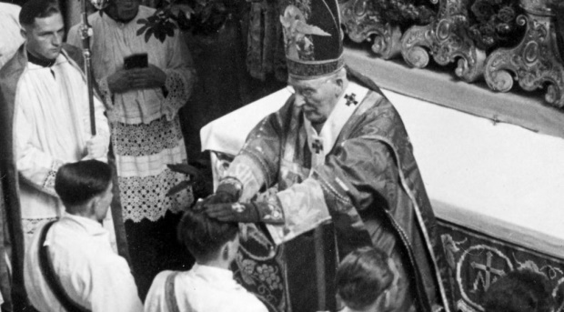 Joseph Ratzinger wird am Peter-und-Pauls-Fest 1951 von Michael Kardinal von Faulhaber, dem Erzbischof von München-Freising zum Priester geweiht