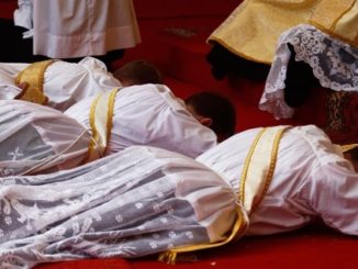 Priesterweihen in Zaitzkofen: Rosenkranzkreuzzug angekündigt, Gespräche mit Rom gehen weiter