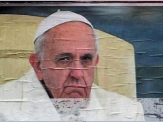Protestplakate gegen Papst Franziskus in Rom Das Bild ist original. Der Vatikan sorgt sich offenbar um den Kontext, in dem es verwendet wurde.