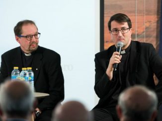Generalvikar Raimo Goyarrola (rechts) mit Juhani Holma, einem evangelisch-lutherischen Pastor Finnlands.