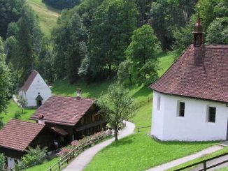 Im Ranft: rechts die Kapelle und Einsiedelei, in der Bruder Klaus 19 Jahre seines Lebens verbrachte. Die Kirche im Tal unten wurde kurz nach seinem Tod erbaut wegen des großen Pilgerandrangs.
