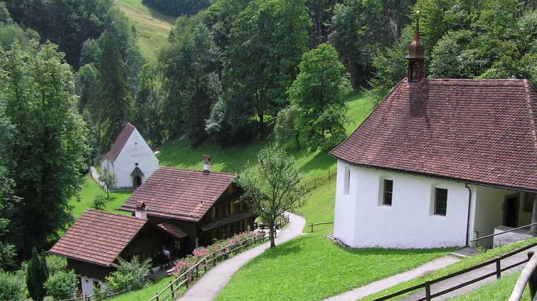 Im Ranft: rechts die Kapelle und Einsiedelei, in der Bruder Klaus 19 Jahre seines Lebens verbrachte. Die Kirche im Tal unten wurde kurz nach seinem Tod erbaut wegen des großen Pilgerandrangs.