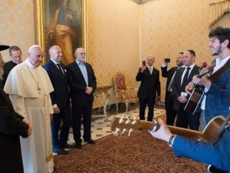 Rabbi Gluck mit einer chassidischen Delegation von Papst Franziskus in Audienz empfangen.