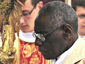 Kardinal Robert Sarah: Gemeinsame Gebetsrichtung von Priester und Gläubigen an Gott gewandt ist "essentiell"