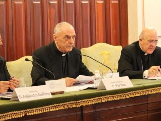 Dekan der Rota Romana (Mitte) droht vier Kardinälen wegen ihrer Fragen an den Papst mit Aberkennung der Kardinalswürde. Rechts im Bild, Neokardinal Osoro, der Erzbischof von Madrid.