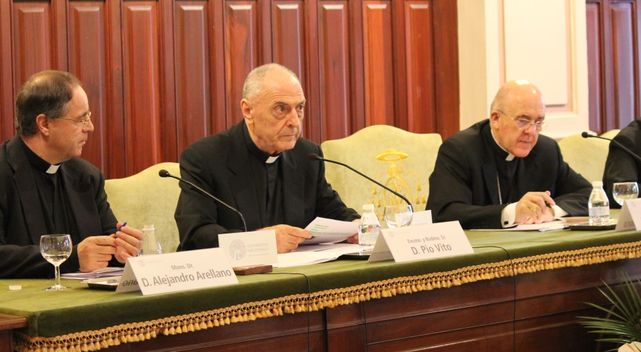 Dekan der Rota Romana (Mitte) droht vier Kardinälen wegen ihrer Fragen an den Papst mit Aberkennung der Kardinalswürde. Rechts im Bild, Neokardinal Osoro, der Erzbischof von Madrid.