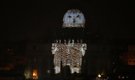 Lichtspektakel "Fiat Lux" auf Fassade und Kuppel des Petersdoms