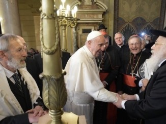 Papst Franziskus besuchte am 17. Januar 2016 die Hauptsynagoge von Rom (links: Oberrabbiner Riccardo Di Segni, Mitte: Kardinal Walter Kasper)