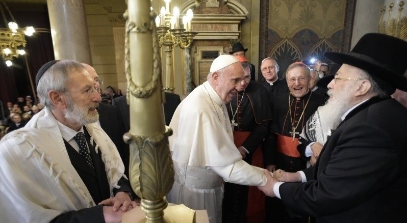 Papst Franziskus besuchte am 17. Januar 2016 die Hauptsynagoge von Rom (links: Oberrabbiner Riccardo Di Segni, Mitte: Kardinal Walter Kasper)