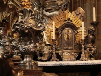 Bischof ordnet an, Tabernakel in allen Kirchen der Diözese in den Mittelpunkt des Altarraumes zurückzuführen