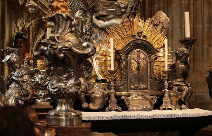 Bischof ordnet an, Tabernakel in allen Kirchen der Diözese in den Mittelpunkt des Altarraumes zurückzuführen