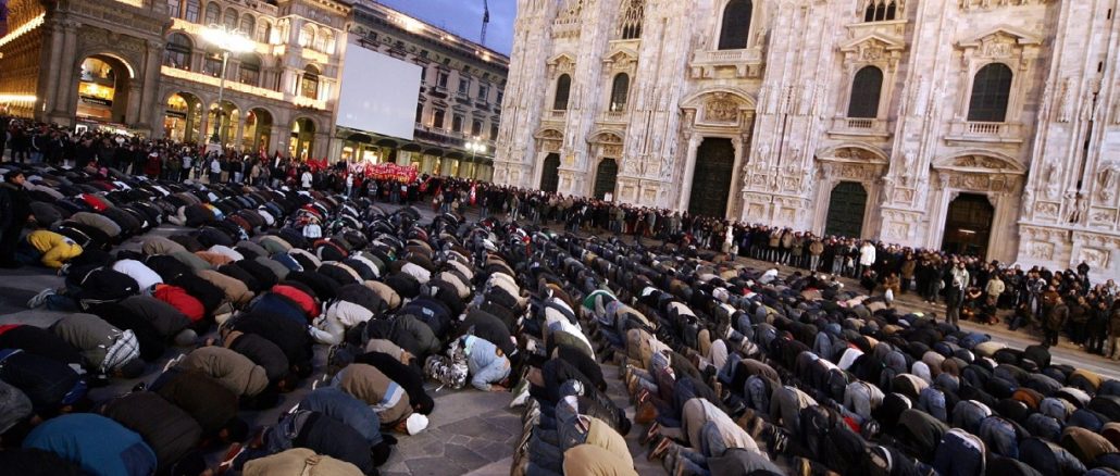 Islamisches Freitagsgebet vor dem Dom von Mailand
