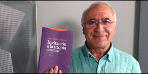 Juan José Tamayo mit seinem Buch "Einladung zur Utopie"
