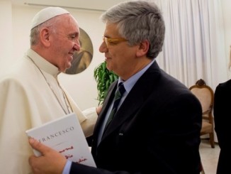 Andrea Tornielli bei der Übergabe des Gesprächsbuches "Der Name Gottes ist Barmherzigkeit" an Papst Franziskus