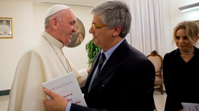 Andrea Tornielli bei der Übergabe des Gesprächsbuches "Der Name Gottes ist Barmherzigkeit" an Papst Franziskus