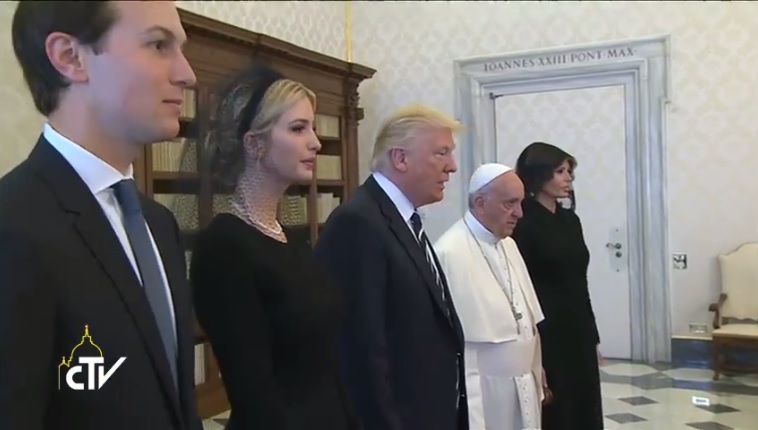 Papst Franziskus mit US-Präsident Donald Trump (rechts Melania Trump, links Ivanka Kushner-Trump und Jared Kushner)