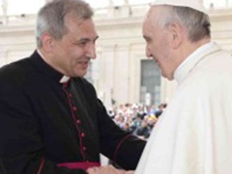 Msgr. Vallejo Balda, als er noch in der Gunst von Papst Franziskus stand, ausgestattet mit einem umfangreichen Mandat zu Finanzen und Verwaltung des Heiligen Stuhls. Ein Leben mit Fahrer und Luxusrestaurants mußte er am 31. Oktober 2015 mit einer Gefängniszelle eintauschen