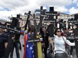 Venezolanische Gläubige protestierten beim Regina Coeli gegen die Unterdrückung in ihrer Heimat durch das sozialistische Regime von Nicolas Maduro, für den aber Papst Franziskus Sympathien hegt.