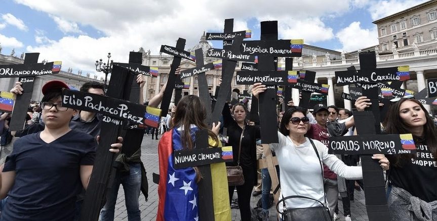 Venezolanische Gläubige protestierten beim Regina Coeli gegen die Unterdrückung in ihrer Heimat durch das sozialistische Regime von Nicolas Maduro, für den aber Papst Franziskus Sympathien hegt.