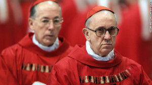 Kardinal Cipriani Thorne von Lima hinter dem damaligen Kardinal Bergoglio, dem heutigen Papst Franziskus