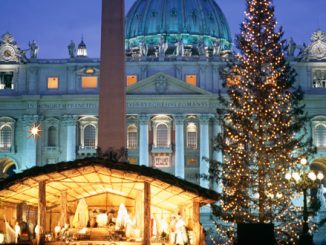 Weihnachtskrippe und Weihnachtsnaum auf dem Petersplatz kommen 2016 aus Malta und dem Trentino. Die Fichte im Bilde (2011) stammte aus der Ukraine.