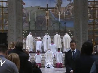 Zelebrationsrichtung: In der Sixtinischen Kapelle zelebriert Papst Franziskus mit Blick auf das Jüngste Gericht versus Deum. Den Volksaltar ließ Benedikt XVI. entfernen.