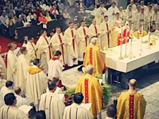 Zelebrationsrichtung: Bischof Conley zelebriert in der Kathedrale von Lincoln im neuen Ritus Richtung Osten
