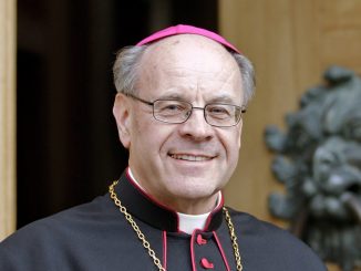Bischof Vitus Huonder, eine der herausragenden Bischofsgestalten des ganzen deutschen Sprachraumes, wurde von Papst Franziskus überraschend für weitere zwei Jahre im Amt bestätigt.