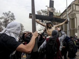 Linksextremisten schänen ein Kruzifix in Santiago de Chile