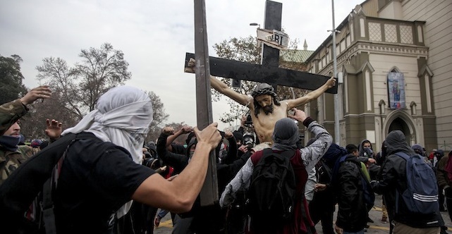 Linksextremisten schänen ein Kruzifix in Santiago de Chile