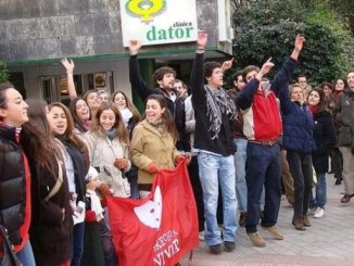 Junge Lebensschützer demonstrierten am 28. Dezember vor Madrids größter Abtreibungsklinik für ein Ende des Kindermordes