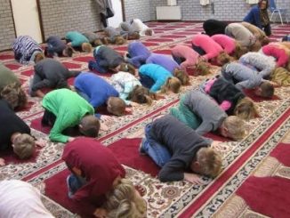 "Schulprojekt" Moscheebesuch mit Verneigung Richtung Mekka: Die "Unterwerfung" (Islam) beginnt nicht bei der Zahl der anwesenden Muslime, sondern in der geistigen Kapitulation der einheimischen Bevölkerung Europas
