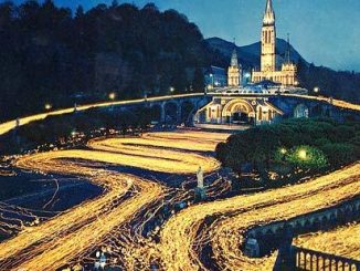 Lourdes: Lichterprozession am Marienwallfahrtsort