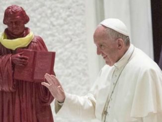 Papst Franziskus mit dem exkommunizierten Martin Luther (Statue)