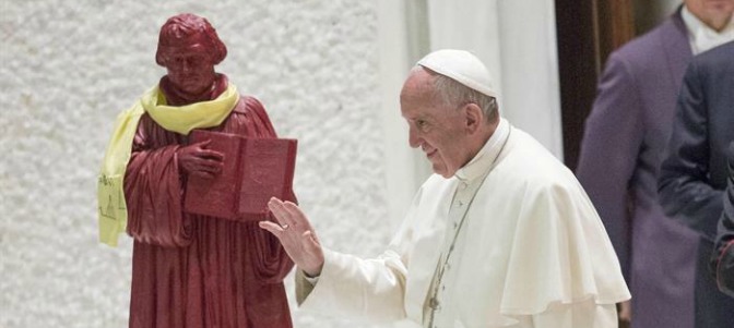 Papst Franziskus mit dem exkommunizierten Martin Luther (Statue)