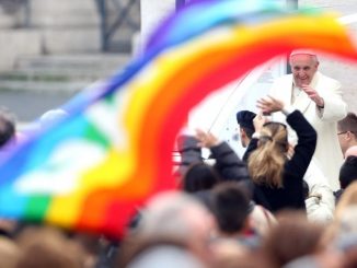 Papst Franziskus kritisierte am 1. Oktober die Gender-Theorie, um sich am 2. Oktober selbst zu widersprechen und seine Aussage zu dementieren.