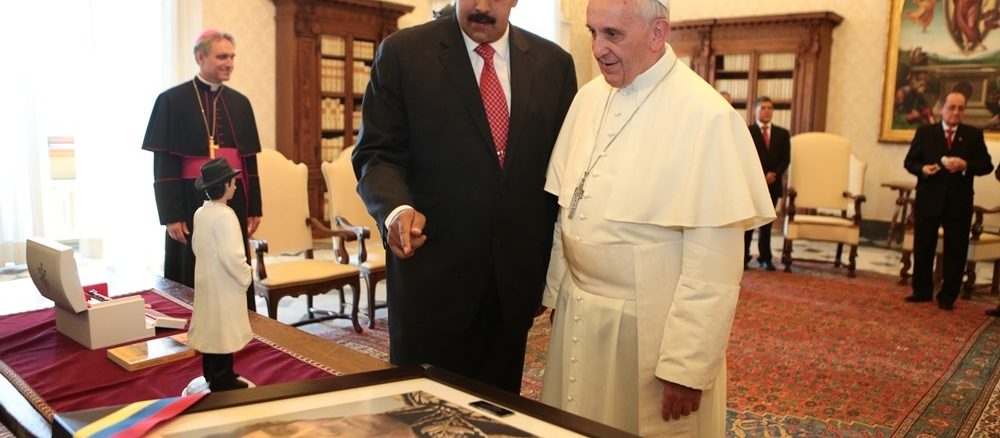 Venezuelas "bolivarischer" Staatspräsident Nicolas Maduro bei der ersten Audienz bei Papst-Franziskus im Jahr 2013. Maduro schenkte dem papst ein Bild des venezolanischen Staatsgründers Simon Bolivar.