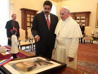 Venezuelas "bolivarischer" Staatspräsident Nicolas Maduro bei der ersten Audienz bei Papst-Franziskus im Jahr 2013. Maduro schenkte dem papst ein Bild des venezolanischen Staatsgründers Simon Bolivar.