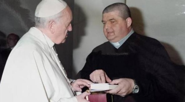 Papst Franziskus mit Don Zappella