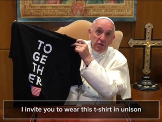 Papst Franziskus mit dem T-Shirt von Together 2016