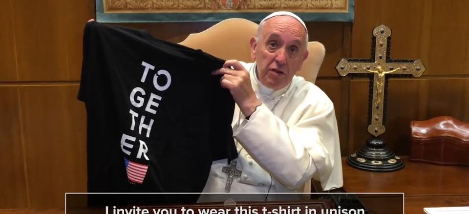 Papst Franziskus mit dem T-Shirt von Together 2016