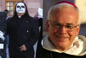 "Padre Gofo" (links) in seltsamer Aufmachung, Bischof Raul Vera (rechts)