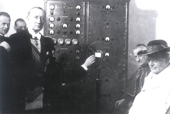 1931 ging Radio Vatikan als zweiter internationaler Sender nach der BBC auf Sendung (rechts im Bild Papst Pius XI.)