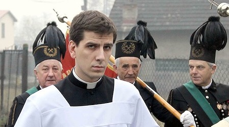 Tymoteusz Szydlo, der älteste Sohn von Polens Ministerpräsidentin Beata Szydlo wurde am 27. Mai zum Priester geweiht. Seine Primiz feiert der Neupriester in Krakau zu Pfingsten in der überlieferten Form des Römischen Ritus.