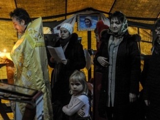 Vertriebene ukrainisch-unierte Katholiken bei der Meßfeier in einem Zelt